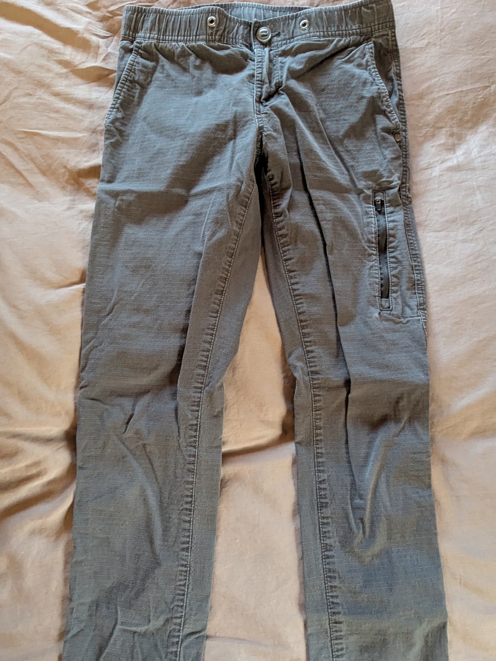 Vuori Women's Gray Cargo Pants with Zip Pocket